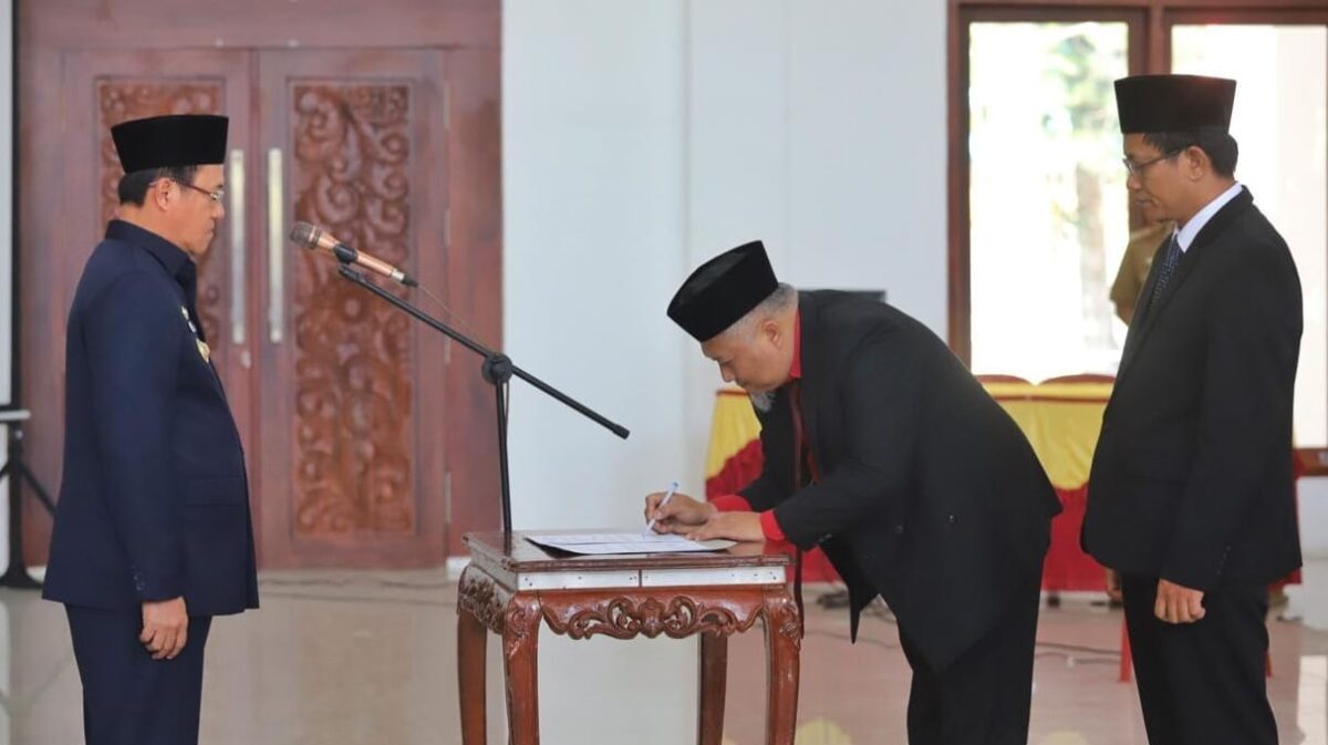 Dua Pengurus BUMD Pesagi Mandiri saat menandatangani pengukuhan, Selasa 16 Juli 2024. Foto : Kamto Winendra/Media Prioritastv.com.