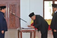 Dua Pengurus BUMD Pesagi Mandiri saat menandatangani pengukuhan, Selasa 16 Juli 2024. Foto : Kamto Winendra/Media Prioritastv.com.