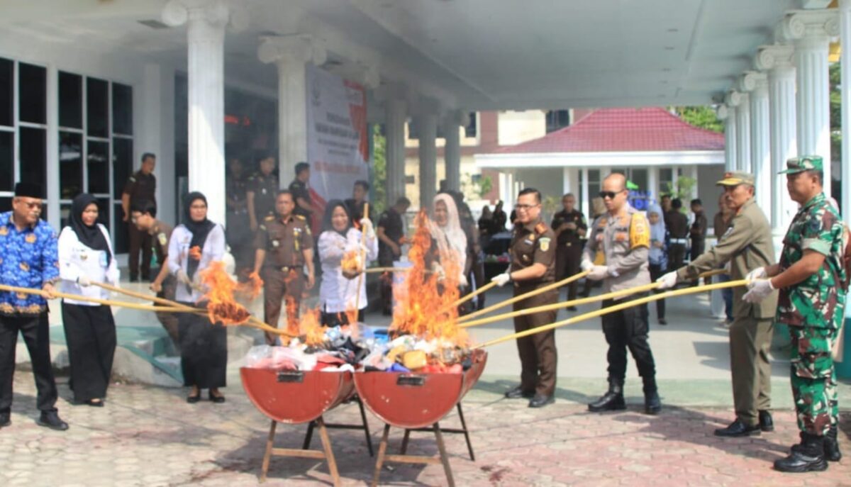 Pemusnahan barang bukti yang telah memiliki kekuatan hukum di Kejari Pringsewu, Rabu 16 Juli 2024.