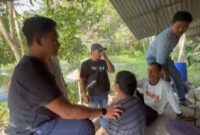 Ali Arwin (Berbaju Garis) saat Ditangkap Polres Padang Pariaman, Selasa 16 Jumi 2024. Foto : Tangkan Layar Video.