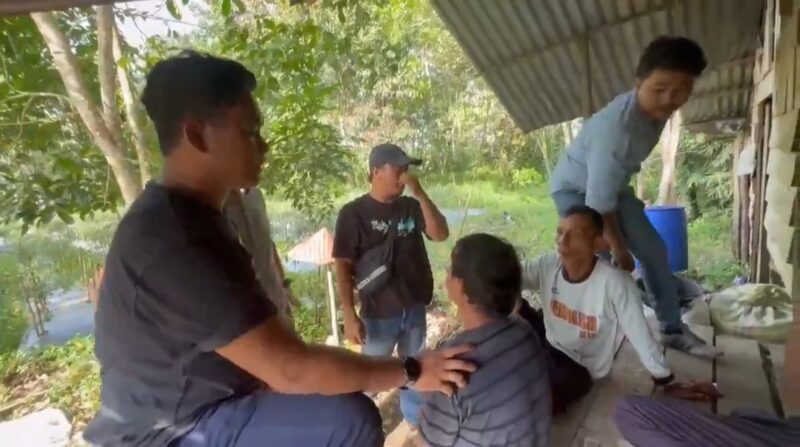 Ali Arwin (Berbaju Garis) saat Ditangkap Polres Padang Pariaman, Selasa 16 Jumi 2024. Foto : Tangkan Layar Video.