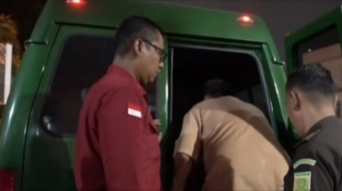 Kedua tersangka saat dimasukan ke dalam mobil tahanan Kejati Lampung, Rabu 17 Juli 2024, malam. Foto : Kejati Lampung.