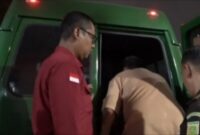 Kedua tersangka saat dimasukan ke dalam mobil tahanan Kejati Lampung, Rabu 17 Juli 2024, malam. Foto : Kejati Lampung.