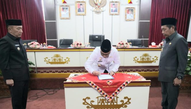 
 Penandatangan berita acara serah terima jabatan Sekda Tanggamus di Pemkab setempat, Kamis 18 Juli 2024. Foto : Kominfo Tanggamus.