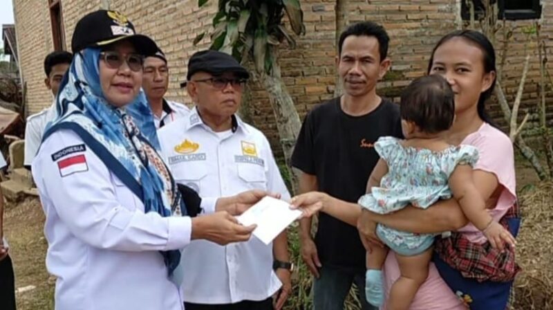 Ketua Apdesi Talang Padang, Tanggamus, Yulistina Heryanti saat menyerahkan bantuan kepada keluarga korban kebakaran di Pekon Sinarpetir, Kamis 18 Juli 2024. Foto : Mustar Arifin/Media Prioritastv.com.