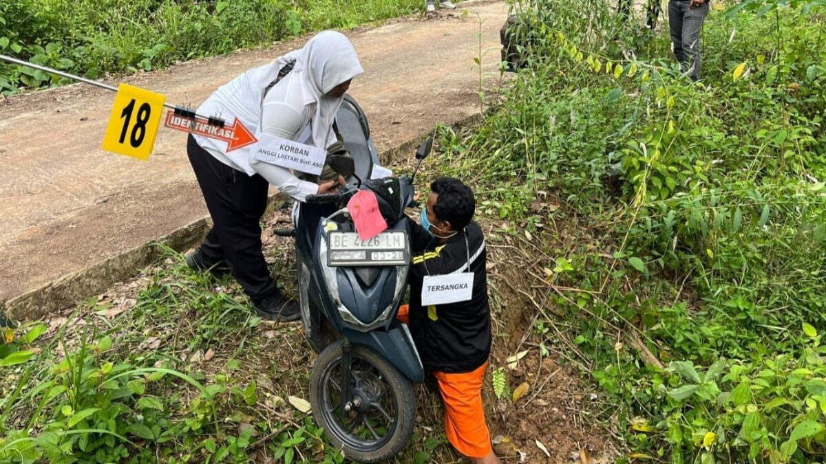 Tersangka melakukan adegan ke 18 saat proses rekonstruksi pembunuhan Siswi SMKN 1 Tanjung Raya, Mesuji, Lampung, Kamis 18 Juli 2024.