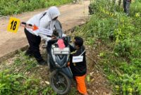 Tersangka melakukan adegan ke 18 saat proses rekonstruksi pembunuhan Siswi SMKN 1 Tanjung Raya, Mesuji, Lampung, Kamis 18 Juli 2024.