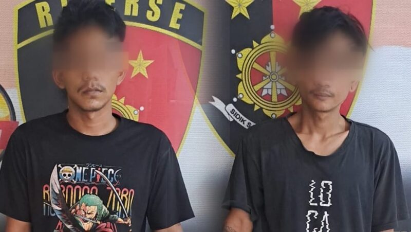 Kedua tersangka saat diamankan di Polsek Panjang, Sabtu 20 Juli 2024. Foto : Polresta Bandar Lampung.