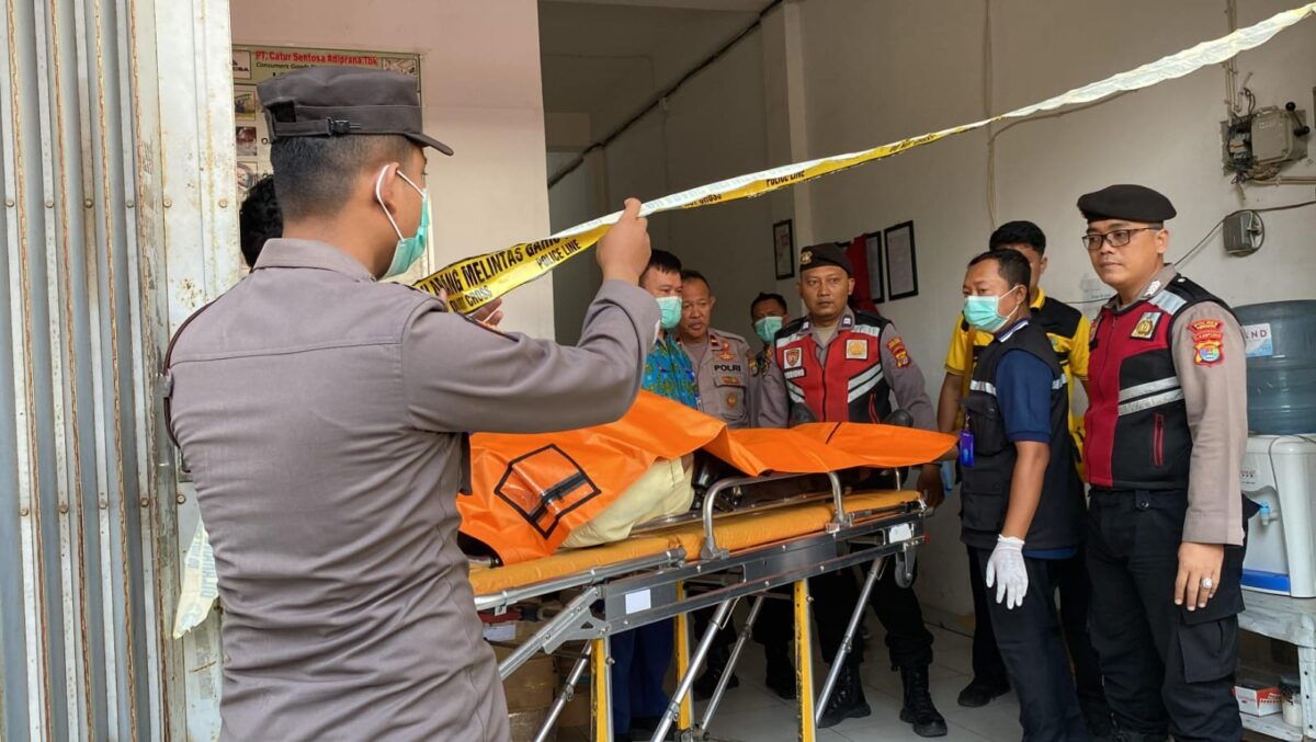 Jenazah korban saat akan dievakuasi ke rumah sakit Mitra Husada, Sabtu 20 Juli 2024. Foto : Polres Pringsewu.