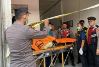 Jenazah korban saat akan dievakuasi ke rumah sakit Mitra Husada, Sabtu 20 Juli 2024. Foto : Polres Pringsewu.