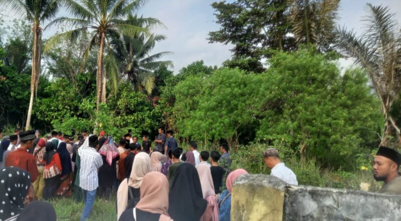 Prosesi pemakaman jenazah Halimi dan Siti Khodijah, korban pembunuhan di TPU Tanjung Kemala, Pugung, Tanggamus. Foto : Istimewa.