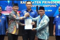 Ketua Umum Partai Demokrat Agus Harimurti Yudhoyono menyerahkan surat rekomendasi kepada H. Adi Erlansyah dan H. Hisbullah Huda sebagai calon Bupati dan Wakil Bupati Pringsewu 2024 di Kantor DPP Partai Demokrat, Jakarta. Foto : Partai Demokrat.