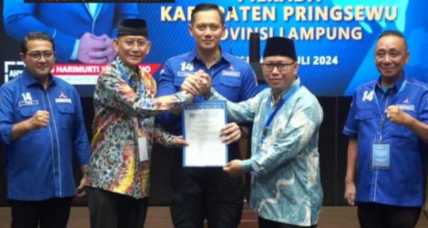 Ketua Umum Partai Demokrat Agus Harimurti Yudhoyono menyerahkan surat rekomendasi kepada H. Adi Erlansyah dan H. Hisbullah Huda sebagai calon Bupati dan Wakil Bupati Pringsewu 2024 di Kantor DPP Partai Demokrat, Jakarta. Foto : Partai Demokrat.