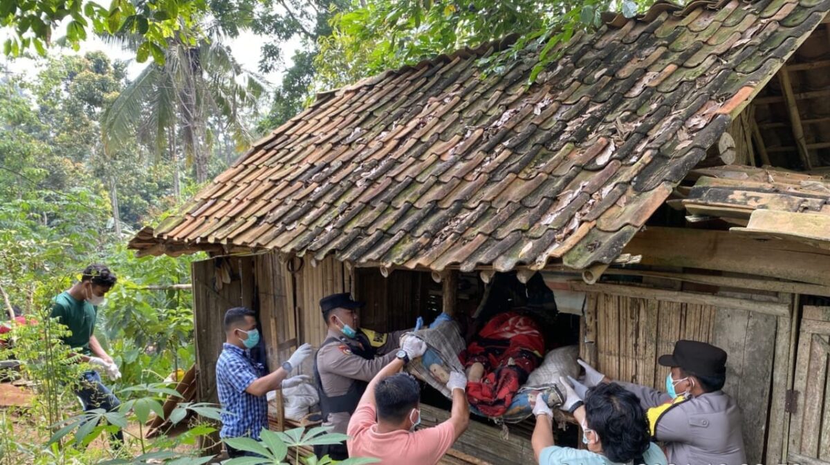 Jenah M. Subakir saat dikeluarkan dari dalam gubuk tempatnya selama ini bernaung seorang diri, Minggu 21 Juli 2024. Foto : Polres Tanggamus.