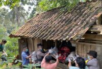 Jenah M. Subakir saat dikeluarkan dari dalam gubuk tempatnya selama ini bernaung seorang diri, Minggu 21 Juli 2024. Foto : Polres Tanggamus.