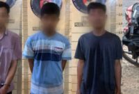 Ketiga tersangka dan barang bukti sepeda motor hasil curian yang diamankan polisi, Sabtu 20 Juli 2024. Foto : Polres Tubaba.