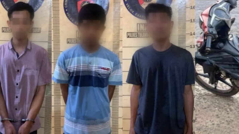 Ketiga tersangka dan barang bukti sepeda motor hasil curian yang diamankan polisi, Sabtu 20 Juli 2024. Foto : Polres Tubaba.