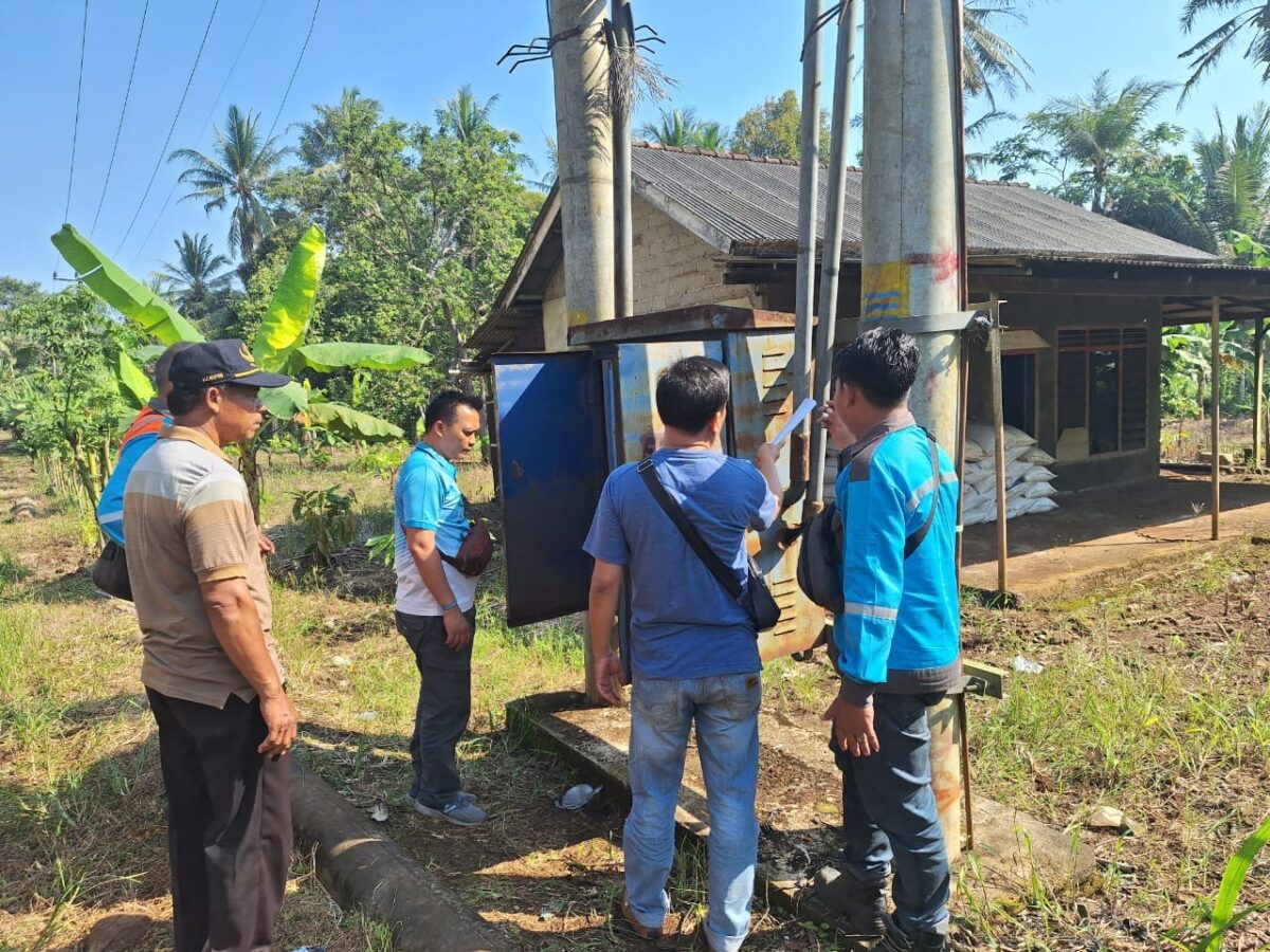Polisi saat melakukan pemeriksaan TKP pencurian kabel listrik di gardu induk Melinting, Lampung Timur.