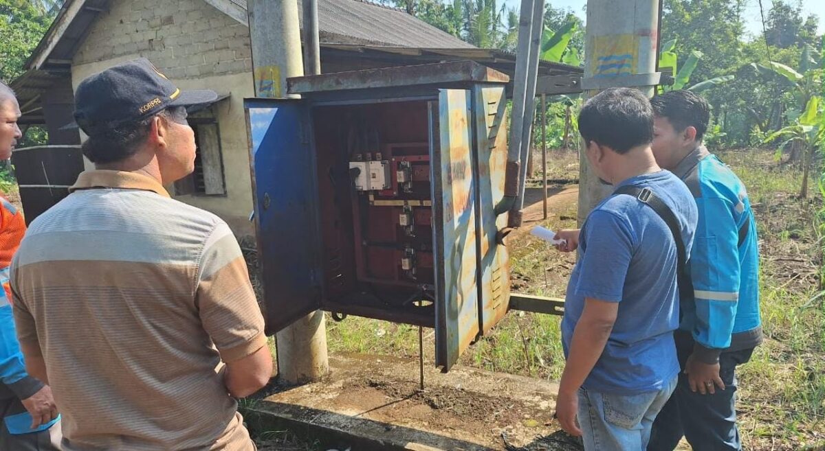 Petugas saat memeriksa gardu induk lokasi pencurian kabel PLN modus ganti kabel tidak standar, Minggu 21 Juli 2024.
