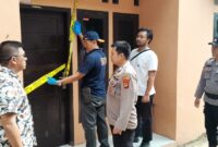 Polisi saat melakukan olah TKP dan pemasangan police line di rumah kontrakan korban, Minggu 21 Juli 2024.