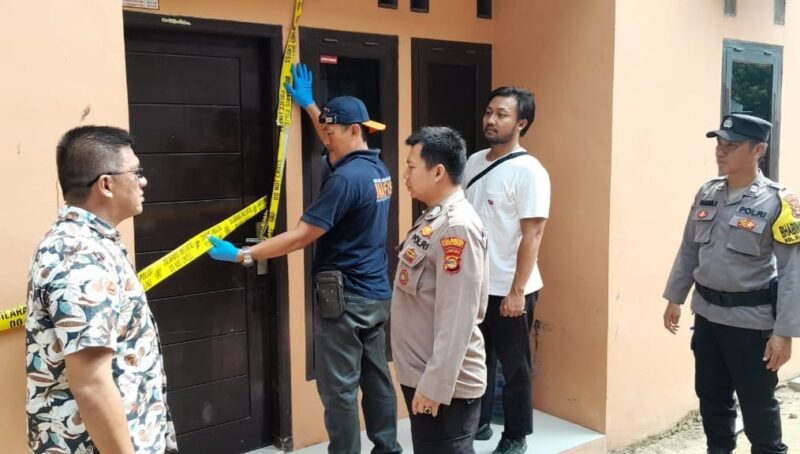Polisi saat melakukan olah TKP dan pemasangan police line di rumah kontrakan korban, Minggu 21 Juli 2024.