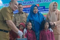 Pj Bupati Tanggamus Mulyadi Irsan dan Kadis Kesehatan Taufik Hidayat saat memberikan nutrisi tambahan dalam peluncuran PIN Polio serentak di Pekon Argomulyo, Sumberejo, Selasa 23 Juli 2024. Foto : Asrul Ariski/Media Prioritastv.com.