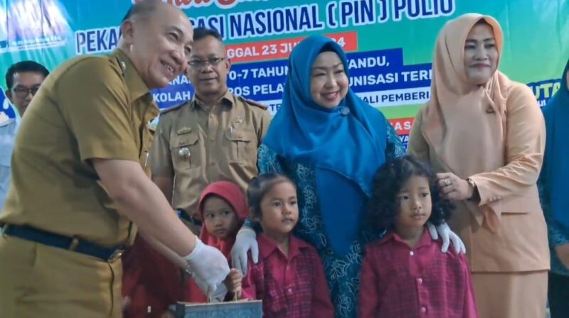 Pj Bupati Tanggamus Mulyadi Irsan dan Kadis Kesehatan Taufik Hidayat saat memberikan nutrisi tambahan dalam peluncuran PIN Polio serentak di Pekon Argomulyo, Sumberejo, Selasa 23 Juli 2024. Foto : Asrul Ariski/Media Prioritastv.com.