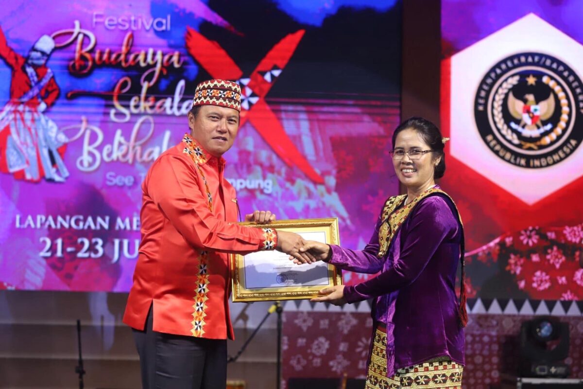 Penyerahan Sertifikat Penghargaan Karisma Event Nusantara Kementerian Pariwisata Penutupan Festival Budaya Sekala Bekhak Ke X Lampung Barat, Selasa 23 Juli 2024, malam.