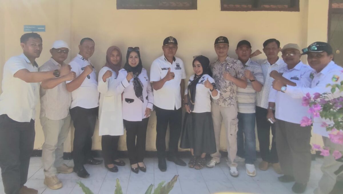 Jajaran DPC Apdesi Tanggamus usai menghadiri sidang pemerasan di PN Kota Agung, Kamis 24 Juli 2024.