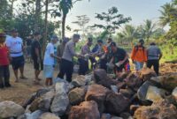 Personel Polsek Talang Padang Bersama Masyarakat, TNI dan BPBD saat Melaksanakan Gotong Royong di Dusun Paneongan, Pekon Sukarame. Foto : Asrul Ariski.