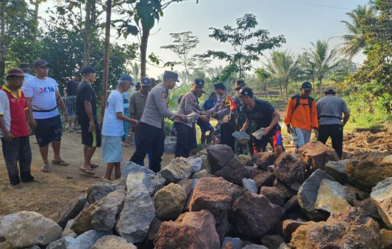 Personel Polsek Talang Padang Bersama Masyarakat, TNI dan BPBD saat Melaksanakan Gotong Royong di Dusun Paneongan, Pekon Sukarame. Foto : Asrul Ariski.
