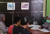 Polisi saat membawa Hanggar Nasution, Tersangka pembunuhan Pasutri di Pugung, Tanggamus ke RSJ Lampung, Jumat 26 Juli 2024. Foto : Polda Lampung.