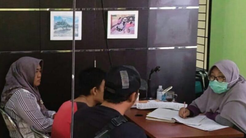 Polisi saat membawa Hanggar Nasution, Tersangka pembunuhan Pasutri di Pugung, Tanggamus ke RSJ Lampung, Jumat 26 Juli 2024. Foto : Polda Lampung.