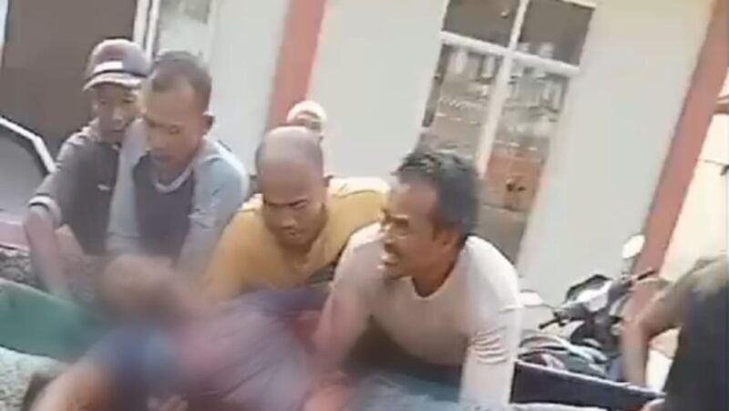 Korban saat dievakuasi ke rumah sakit oleh warga setempat, Jumat 26 Juli 2024. Foto : Tangkapan Layar Video.