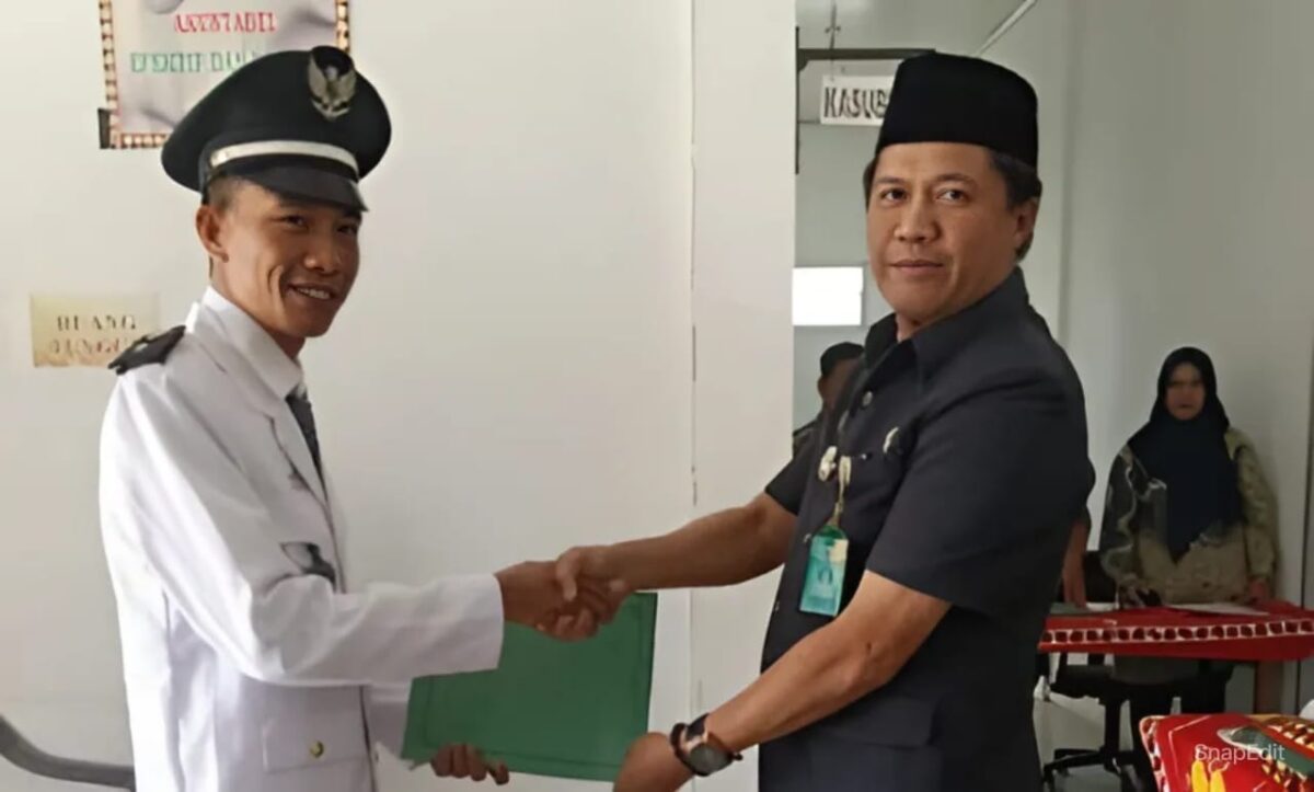 Zainal Abidin saat menerima surat pelantikan dirinya sebagai Pj Kakon Pagar Alam, Ulu Belu, Tanggamus, Jumat 26 Juli 2024. Foto : Mustar Arifin.
