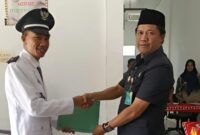 Zainal Abidin saat menerima  surat pelantikan dirinya sebagai Pj Kakon Pagar Alam, Ulu Belu, Tanggamus, Jumat 26 Juli 2024. Foto : Mustar Arifin.