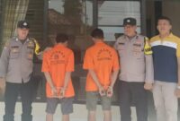 Kedua tersangka saat akan dijebolskan ke sel tahanan Polsek Pagelaran, Minggu 28 Juli 2024. | Foto : Polres Pringsewu.