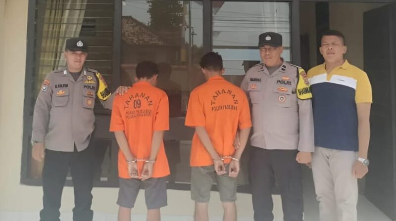 Kedua tersangka saat akan dijebolskan ke sel tahanan Polsek Pagelaran, Minggu 28 Juli 2024. | Foto : Polres Pringsewu.