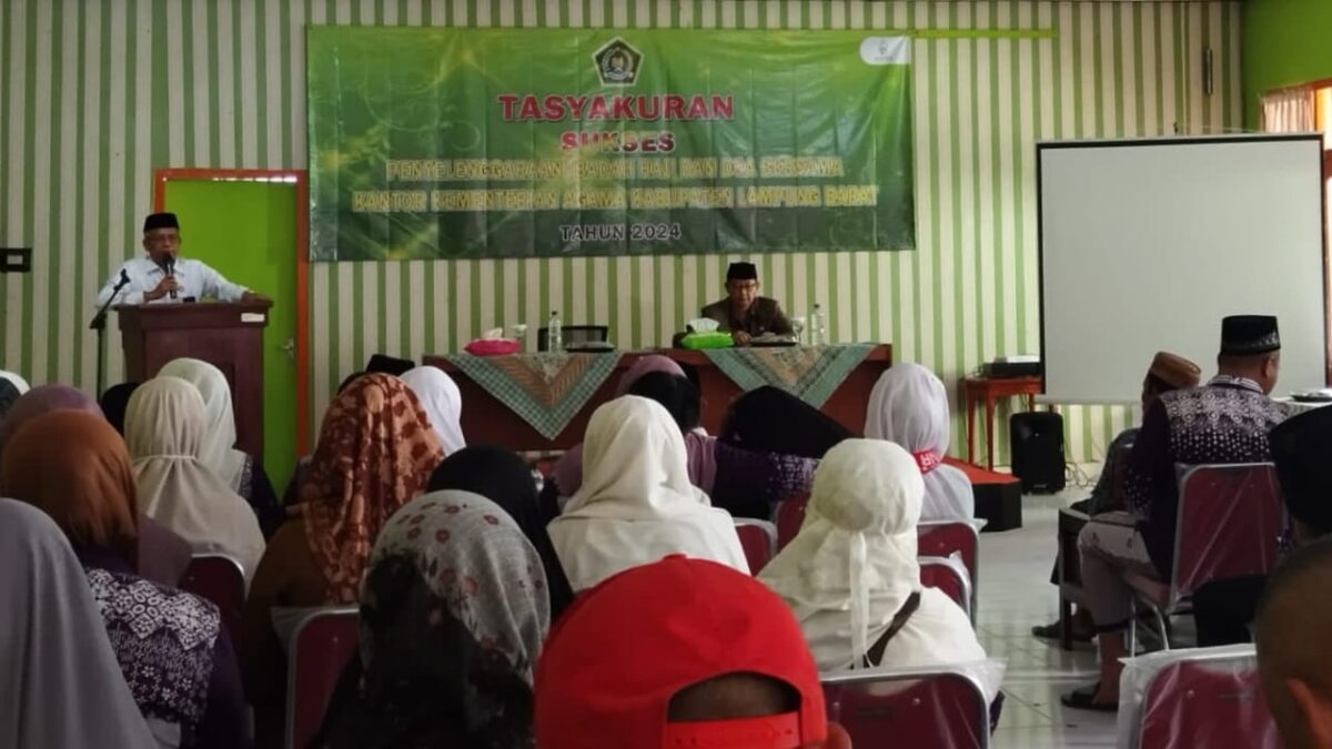 Staf Ahli Bidang Perekonomian dan Pembangunan Lampung Barat Ir. Sugeng Raharjo saat memberikan sambutan pada tasakuran di Kemenag Lambar, Senin 29 Juli 2024.