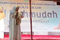 Hj. Siti Mahmudah, M.Pd, Istri Bacabup Tanggamus MSA saat memberikan sambutan saat pelantikan Majelis Talim Al Mahmudah di Cukuh Balak, Minggu 28 Juli 2024.