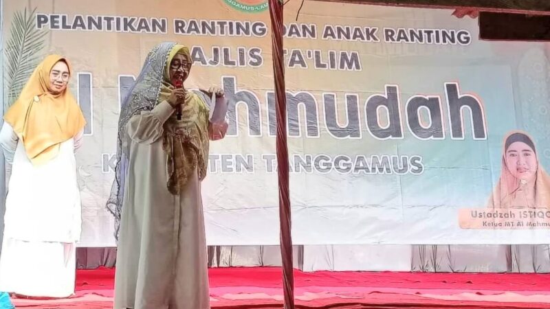 Hj. Siti Mahmudah, M.Pd, Istri Bacabup Tanggamus MSA saat memberikan sambutan saat pelantikan Majelis Talim Al Mahmudah di Cukuh Balak, Minggu 28 Juli 2024.