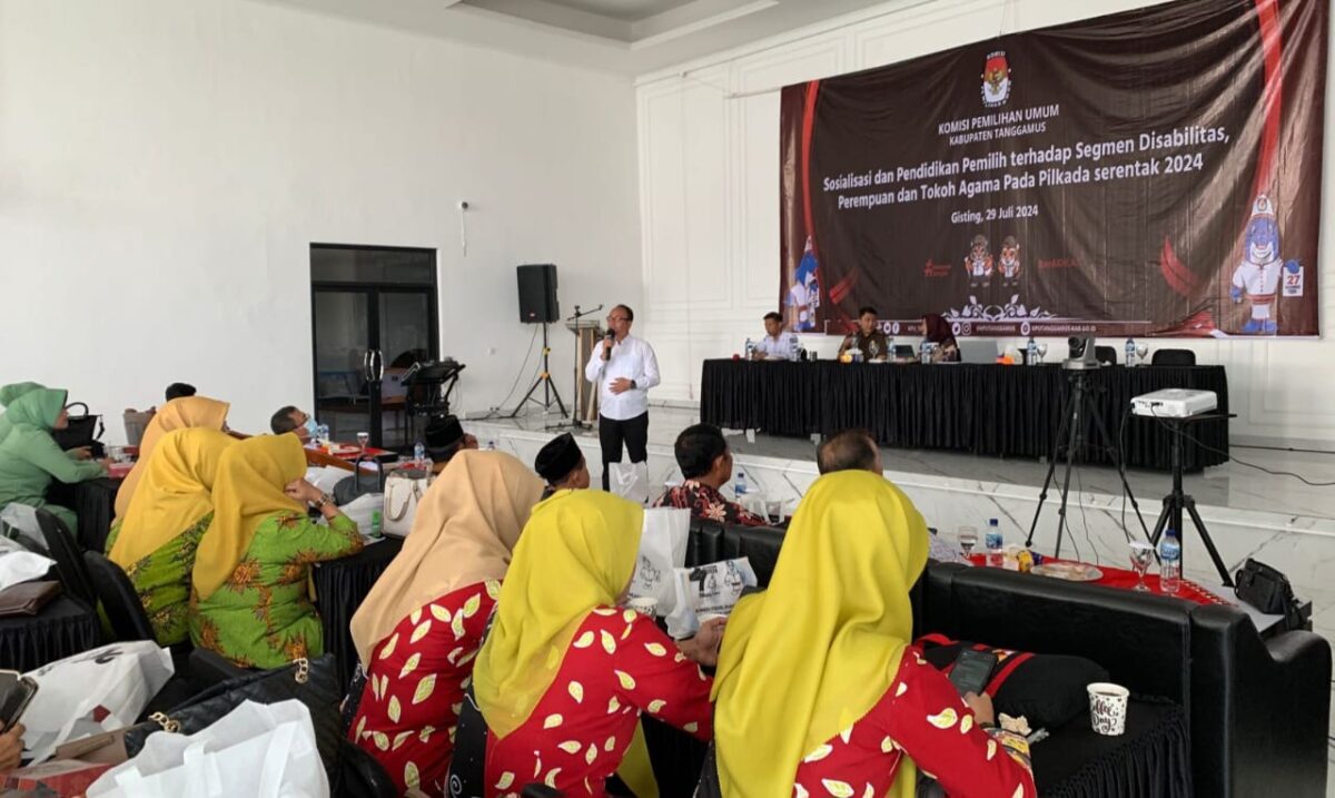 Kasat Intelkam Polres Tanggamus Iptu Arbiyanto saat memberikan materi sosialisasi di Hotel Royal Gisting, Senin 29 Juli 2024. Foto : Polres Tanggamus.