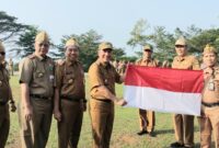 Pj Bupati Tanggamus, Mulyadi Irsan saat menyerahkan bendera merah putih di lapangan Pemkab setempat, Senin 29 Juli 2024. Foto : Kominfo Tanggamus.