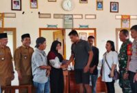 Suasana saling memaafkan usai rembuk pekon di Pekon Gading Rejo Timur, Gading Rejo, Pringsewu, Selasa 30 Juli 2024. Foto : Polres Pringsewu.