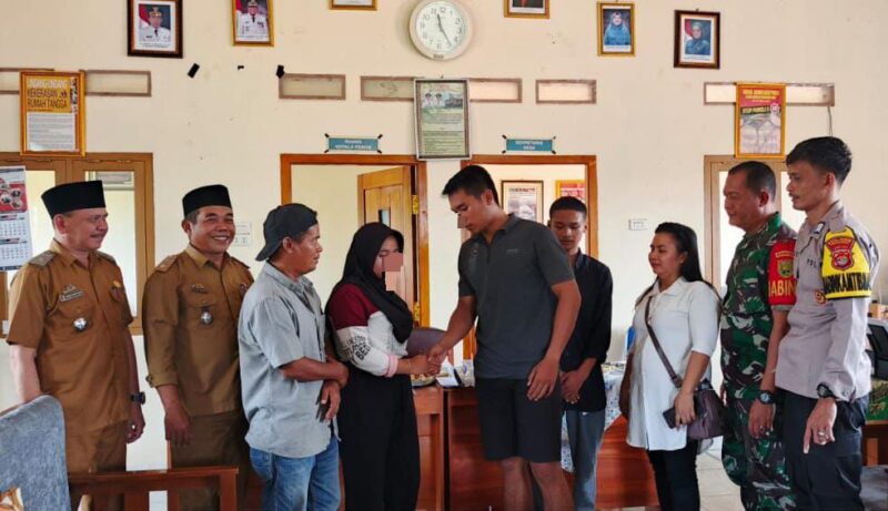 Suasana saling memaafkan usai rembuk pekon di Pekon Gading Rejo Timur, Gading Rejo, Pringsewu, Selasa 30 Juli 2024. Foto : Polres Pringsewu.