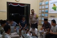 Para pelaku pungli saat menandatangani pernyataan tidak melakukan kembali aksi tersebut di Polsek Wonosobo, Selasa 30 Juli 2024, malam | Dok. Polsek Wonosobo.
