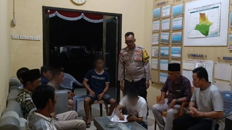Para pelaku pungli saat menandatangani pernyataan tidak melakukan kembali aksi tersebut di Polsek Wonosobo, Selasa 30 Juli 2024, malam | Dok. Polsek Wonosobo.