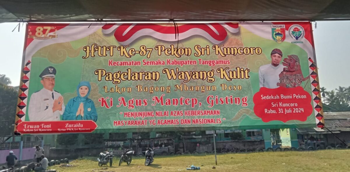 Persiapan pementasan wayang kulit dalam rangka HUT ke 87 Pekon Srikuncoro, Semaka, Tanggamus, Rabu 31 Juli 2024. Foto : Edi Hidayat/Media Prioritastv.com.
