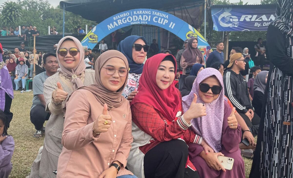 Ketua KONI Tanggamus, Dewi Handajani saat menghadiri final turnamen sepak bola Margodadi Cup III, Minggu 28 Juli 2024. | Foto : Mustar Arifin/Media Prioritastv.com.