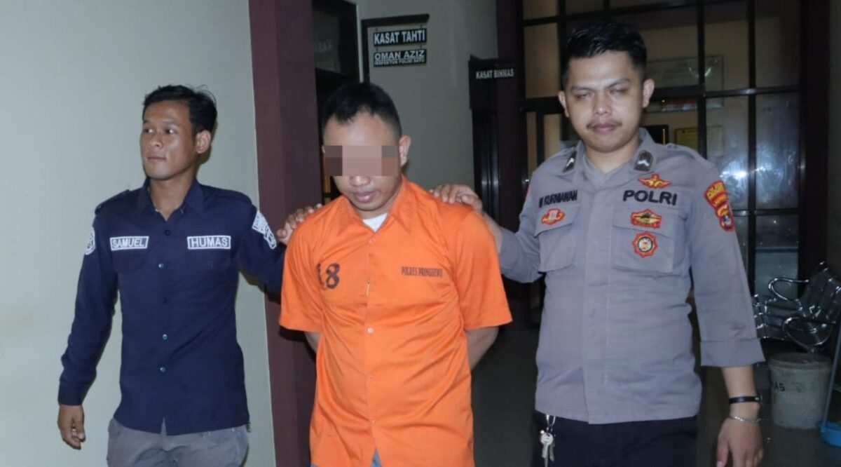 Tersangka PS saat akan dijebloskan ke sel tahanan, Rabu 31 Juli 2024 | Foto : Polres Pringsewu.